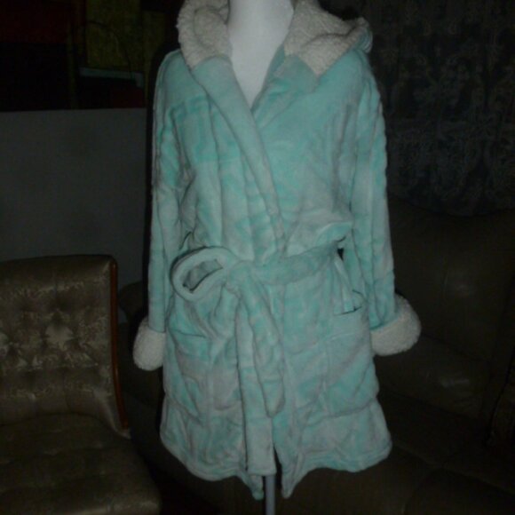 PINK Victoria’s Secret Plush Robe – Light Blue w/ Pink Prints – XS - Picture 2 of 14